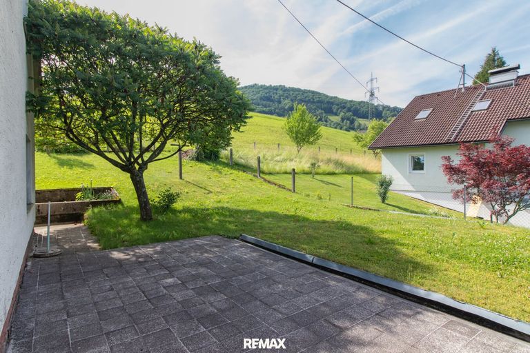 sonnige Terrasse mit Blick ins Grüne
