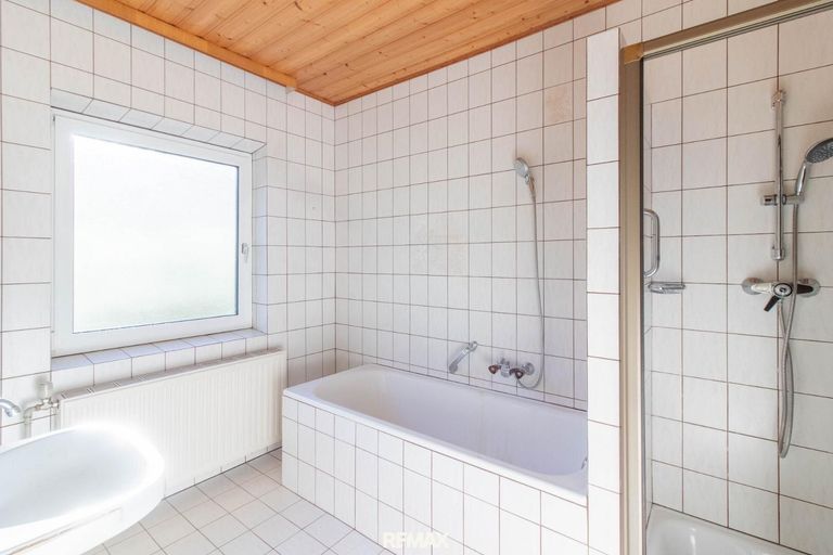 Tageslichtbad mit Wanne und Dusche