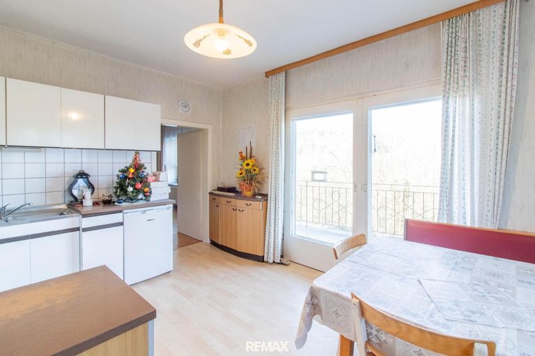gemütliche Küche mit Balkon