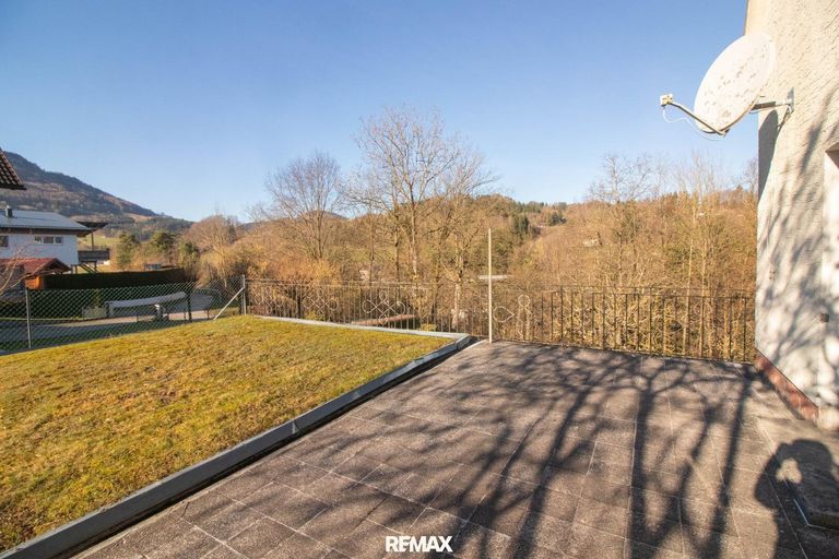 sonnige Terrasse mit Blick ins Grüne