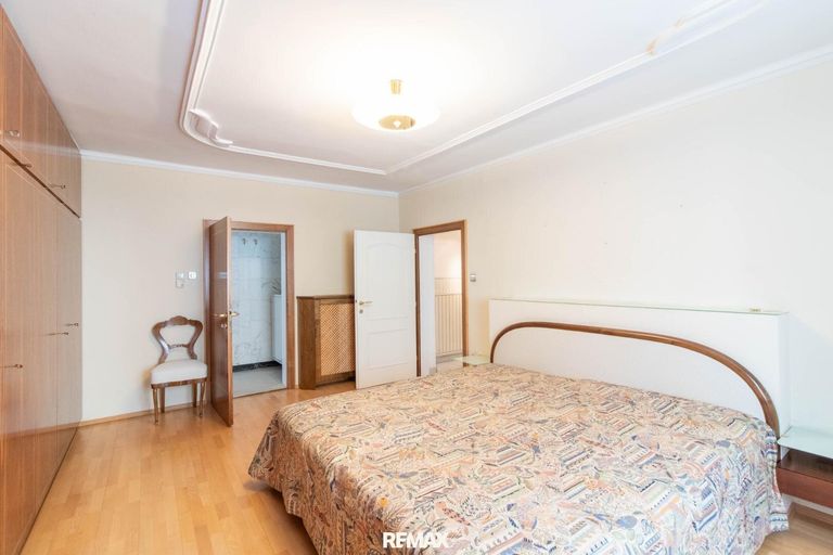 Schlafzimmer mit en-suite Badezimmer