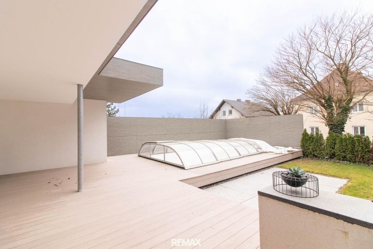 großzügige Terrasse mit Pool
