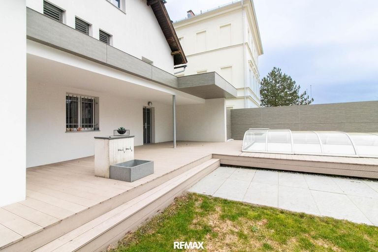 großzügige Terrasse mit Pool