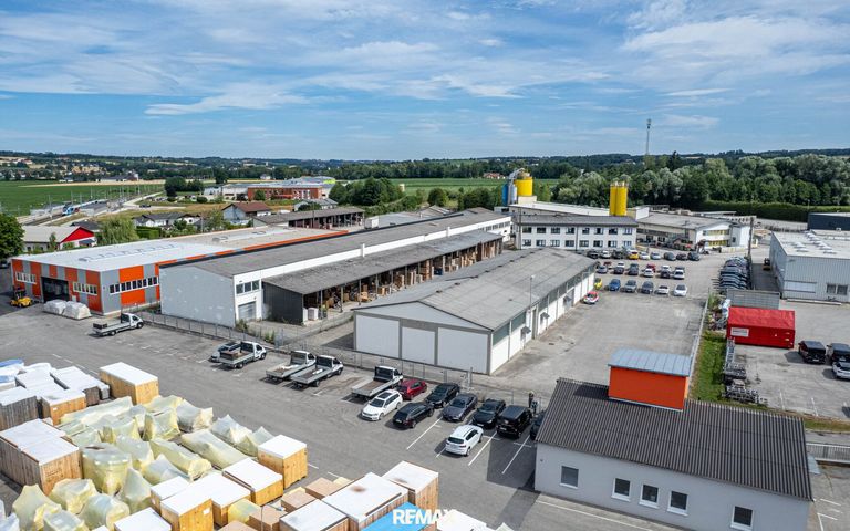 vollständig asphaltiert und eingezäunt