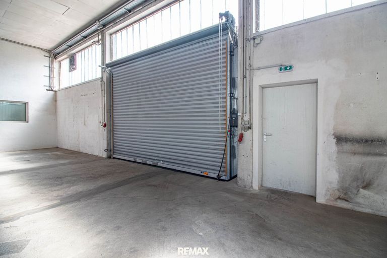 Industrieboden und rund 5 Meter Raumhöhe