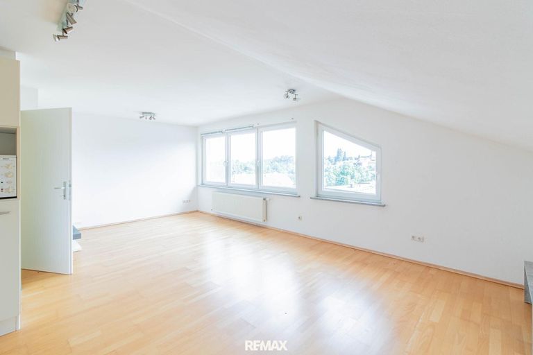 viel Licht durch die große Fensterfront
