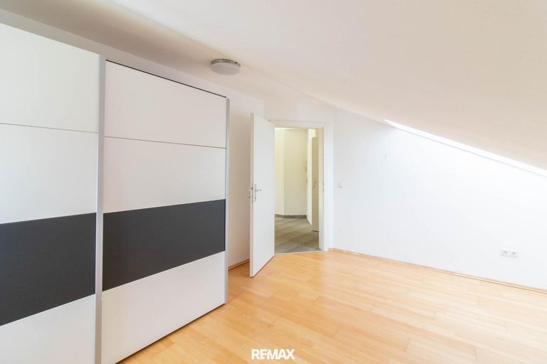 der Kleiderschrank passt perfekt in den Raum