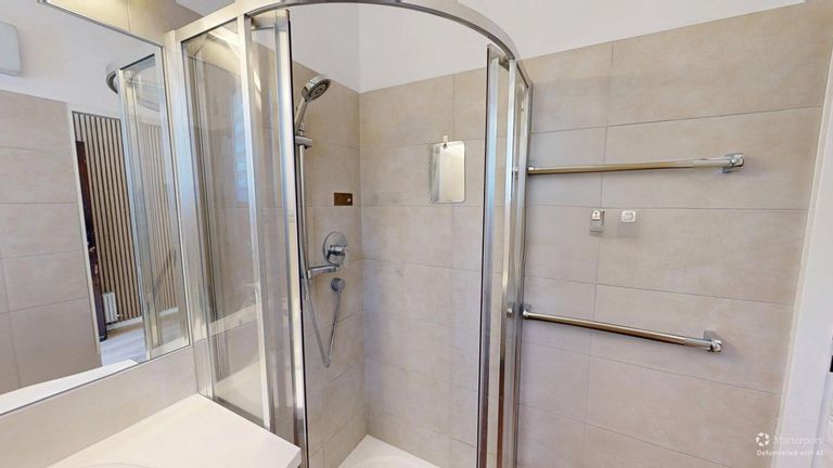 Badezimmer (Handtücher ausgeblendet mit KI)