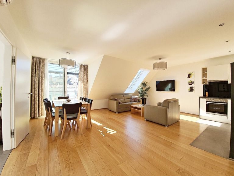Große Wohnküche ca. 35m² plus 10m² Balkon
