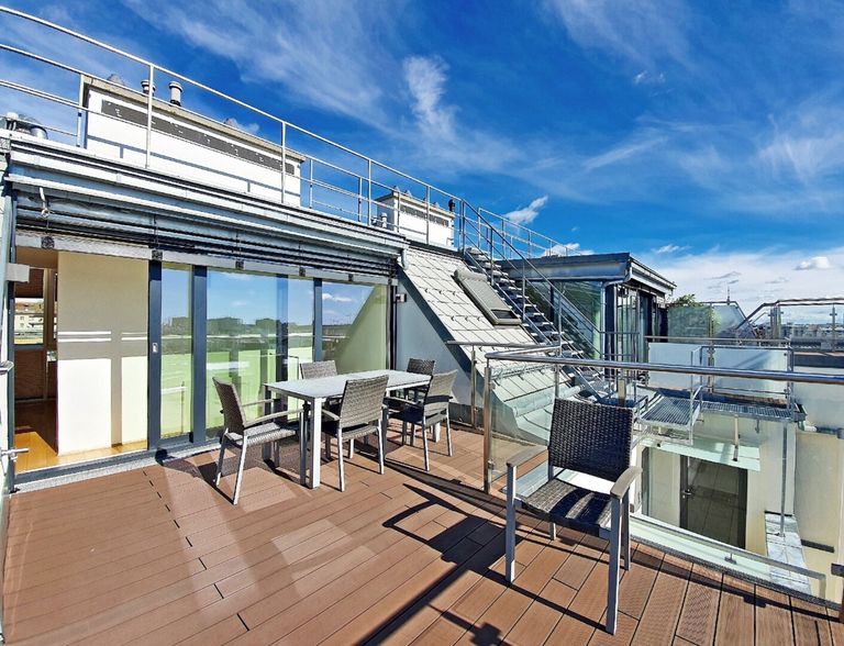große Terrasse ca. 16 m² mit Weitblick (Ebene 2)