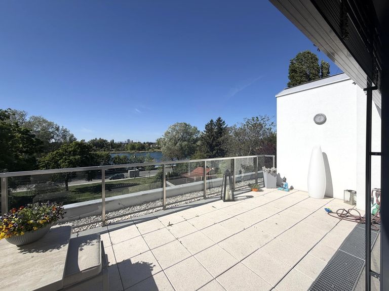 Terrasse 1 von 2 mit Blick auf die alte Donau