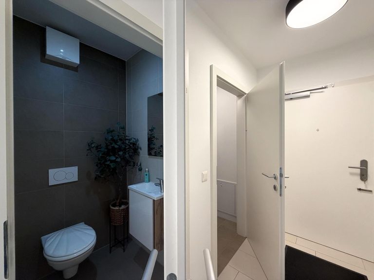 Wohnungseingang / Flur / Gäste-WC / Abstell