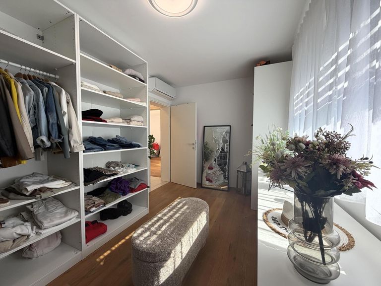 SZ 1 / von 3 ( derzeit als begehbare Garderobe )