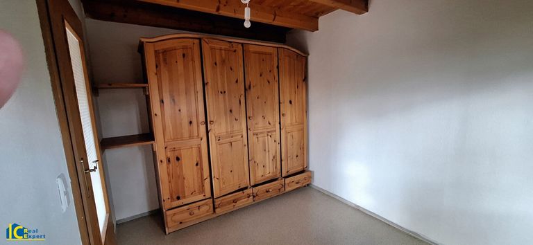 Schlafzimmer mit Vollholzschrank