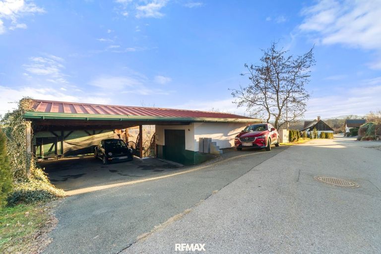 Einfahrt Carport & Garage