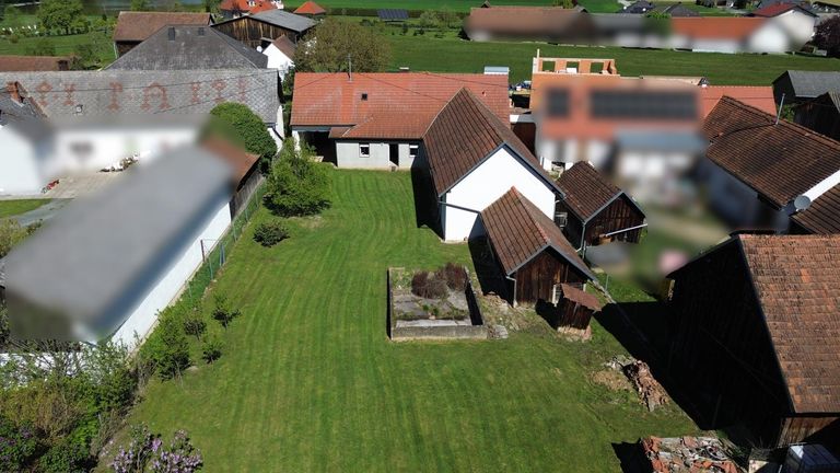 Drohnenansicht beim Haus und Garten