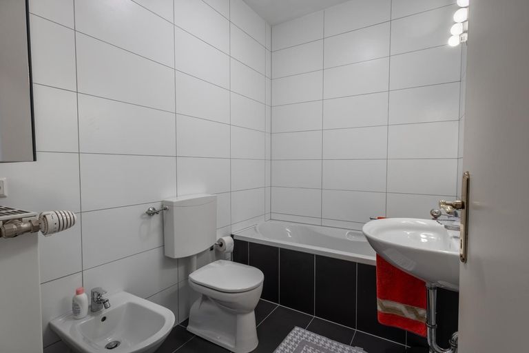 Bad mit WC und Badewanne 1 OG