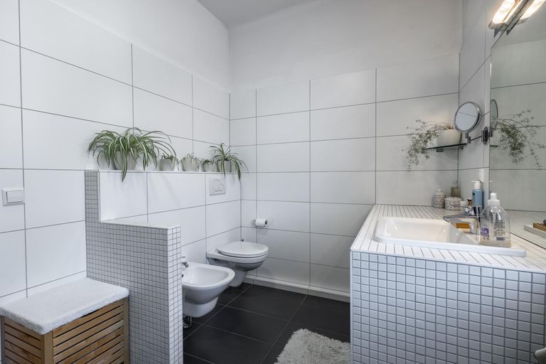 Bad mit WC und Dusche 1 OG