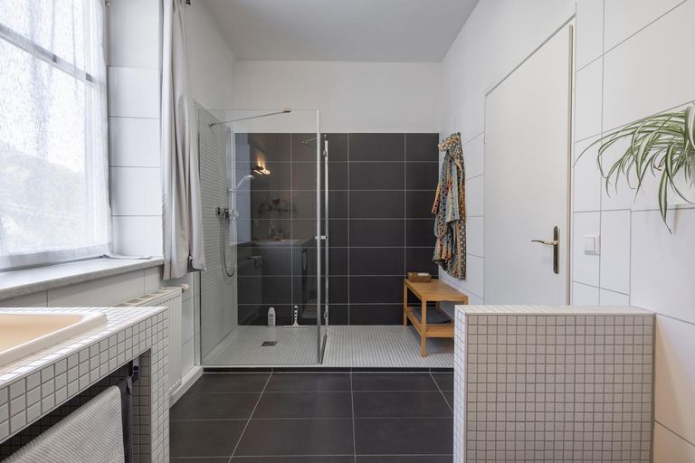 Bad mit WC und Dusche 1 OG