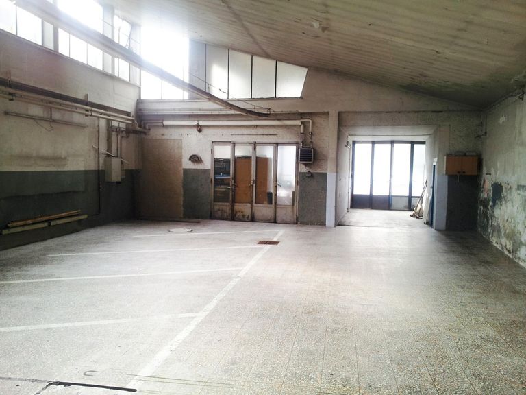 Halle leer