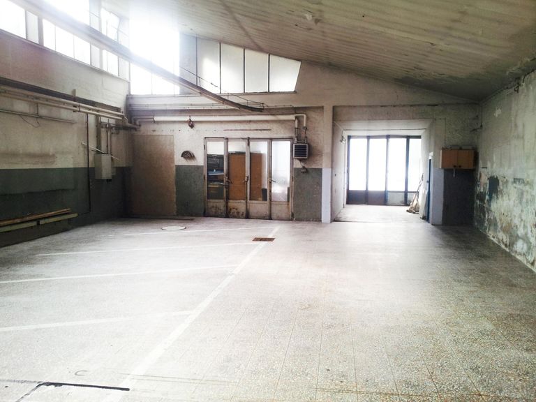 Halle leer