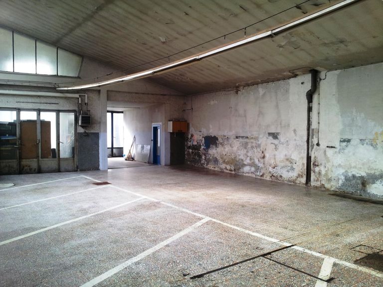 Halle leer