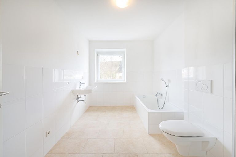 Badezimmer mit Wanne und Duschkabine