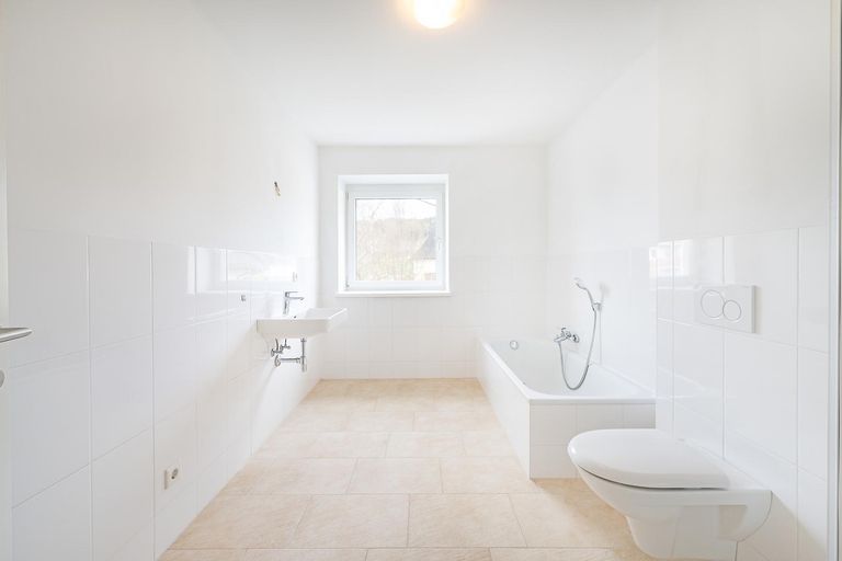 Badezimmer mit Wanne und Duschkabine