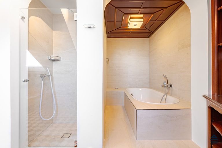 Wannengrotte und Dusche