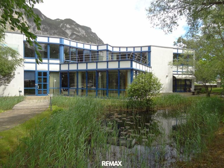 Bürotrakt mit Garten und Biotop