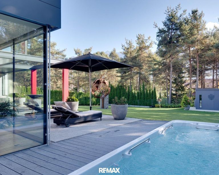 Blick vom Pool in den Garten