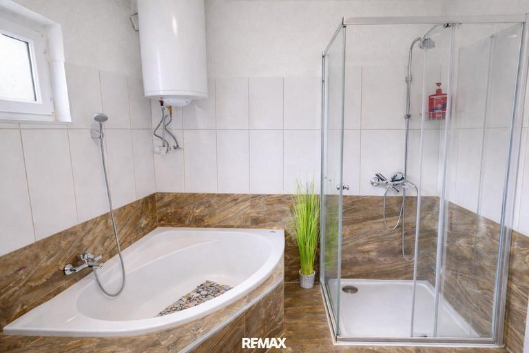 Tarrenz - Wohnung - Badezimmer
