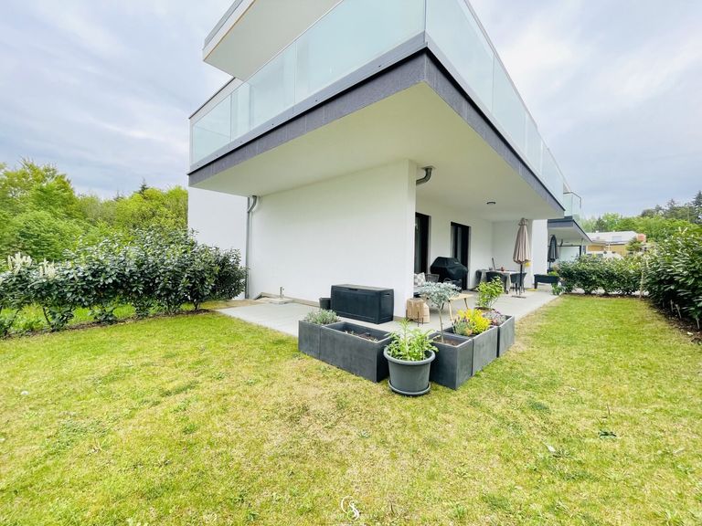 Garten mit überdachter Terrasse