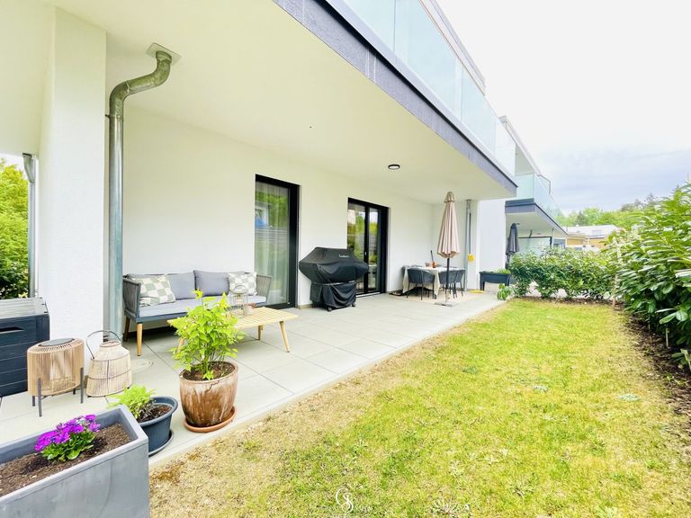 Garten mit überdachter Terrasse
