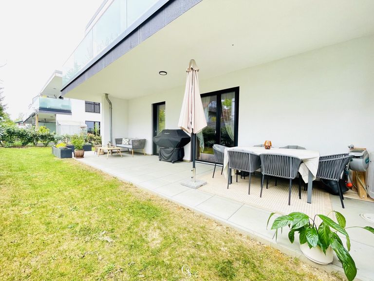 Garten mit überdachter Terrasse
