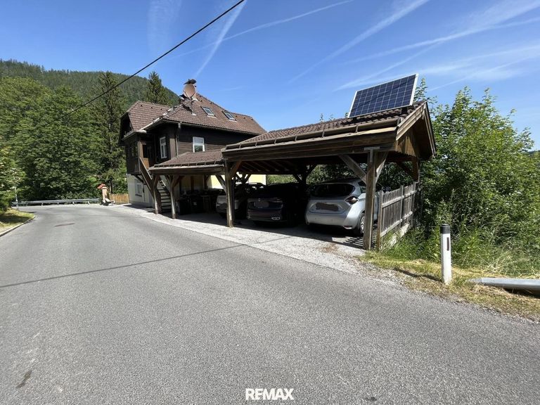 Aussenansicht mit Carports