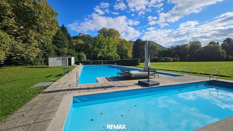 Schwimmbad im Schlosspark