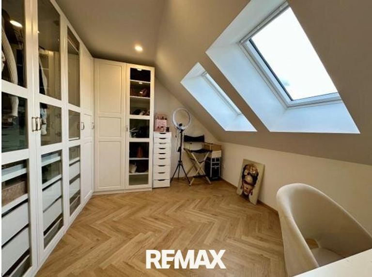 Objekt 1 - Zimmer mit Schrankraum