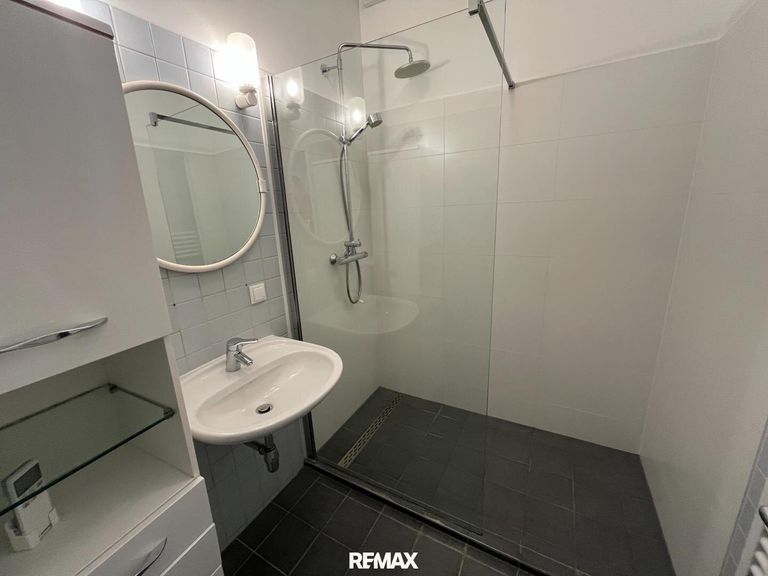 Badezimmer mit bodenebener Dusche und WC