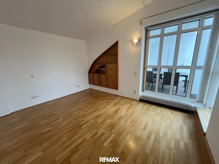 Zimmer mit Zugang zur Terrasse innenhofseitig