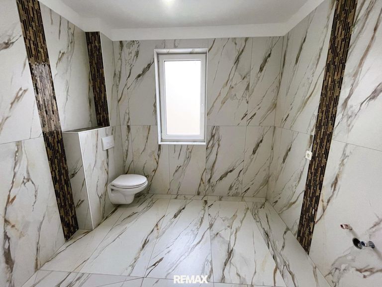 Erdgeschoss - Badezimmer mit WC