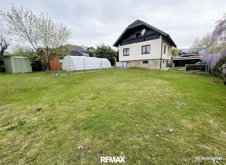 Aussenansicht mit Garten und Pool