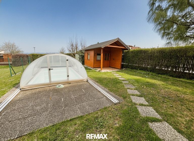 Pool und Gartenhütte