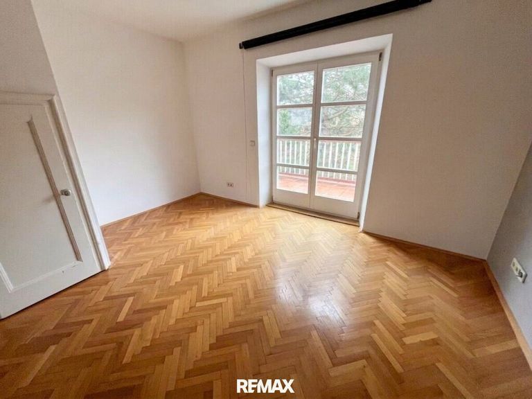 Zimmer im Obergeschoss mit Zugang zum Balkon