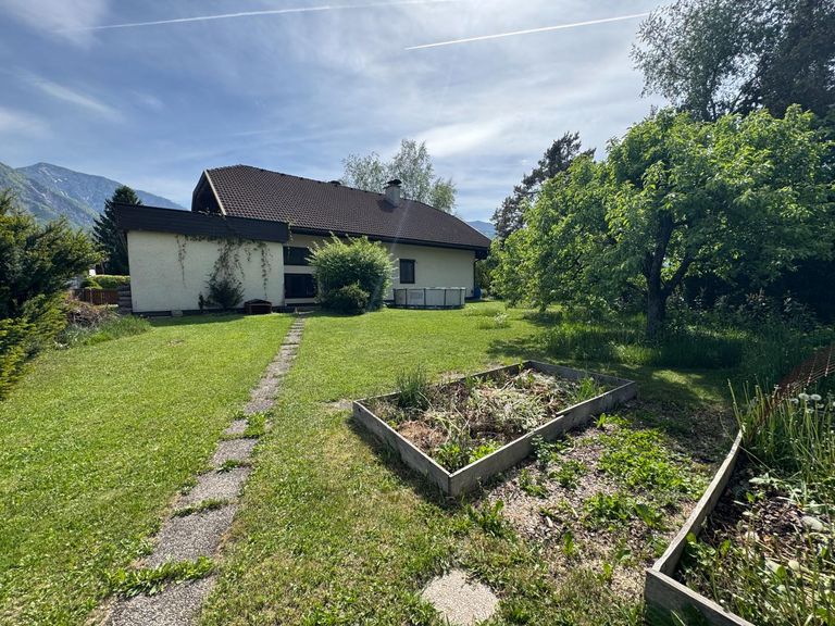 Garten mit Bodenbeet