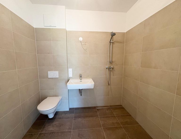 07. Badezimmer_(Duschwand wird noch eingebaut)