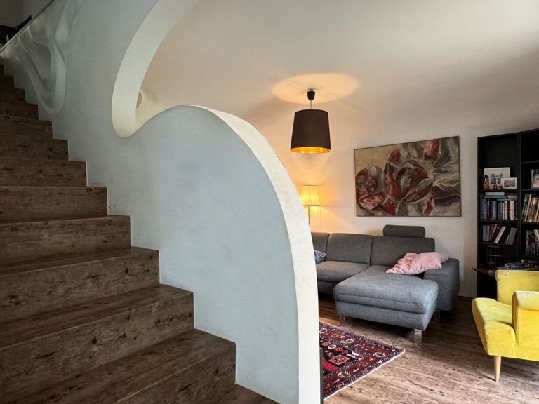 Wohnzimmer mit Aufgang zur oberen Etage