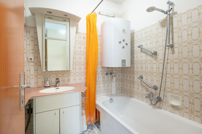 Badezimmer mit Wanne und WM-Anschluss