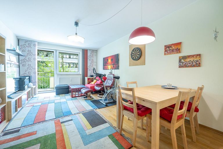 Wohnzimmer mit Balkonzugang