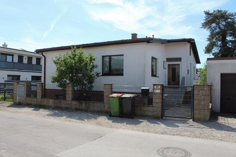 02-EFH 2231 Strasshof, Strasserfeld, Straßenansich